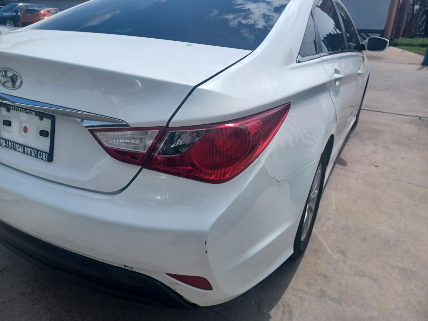 2014 WHITE /BLACK Hyundai Sonata GLS (5NPEB4AC8EH) with an 2.4L L4 DOHC 16V engine, 6-Speed Automatic transmission, located at 2001 E. Lancaster, Ft. Worth, 76103, (817) 336-7000, 32.746181, -97.301018 - Photo#5